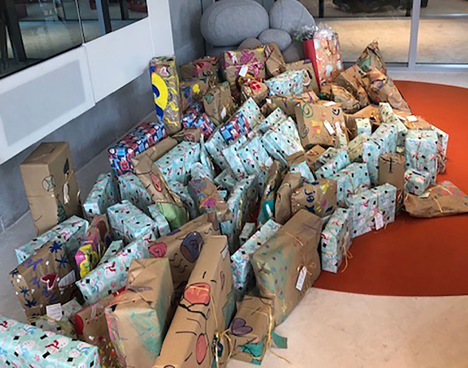 McGlannan Students Collect Gifts and Moms Wrap